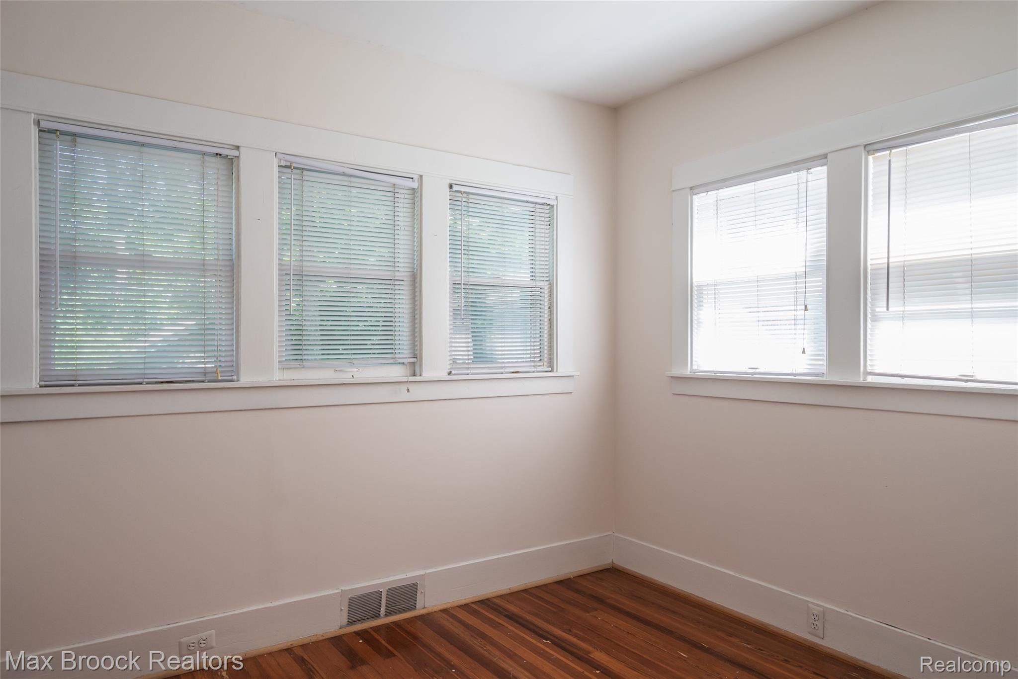 25 Wellesley Drive Pleasant Ridge, MI 48069 - Photo 16 of 31 Main Level Bonus Room