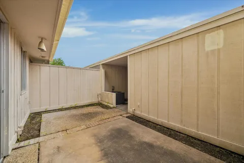 $195,000 | 2416 Jamestown Mal, Unit 16, Houston, TX 77057