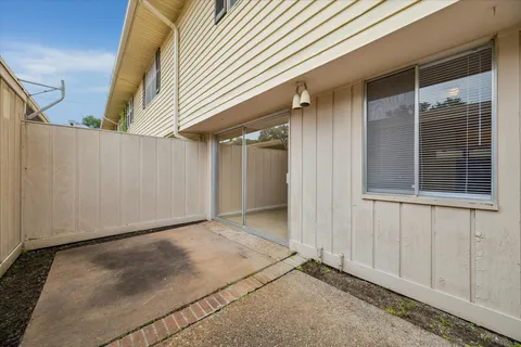 $195,000 | 2416 Jamestown Mal, Unit 16, Houston, TX 77057