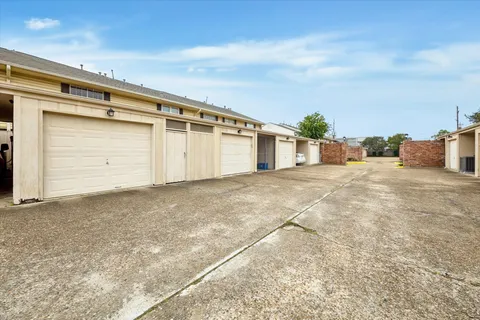 $195,000 | 2416 Jamestown Mal, Unit 16, Houston, TX 77057