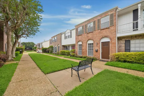 $195,000 | 2416 Jamestown Mal, Unit 16, Houston, TX 77057