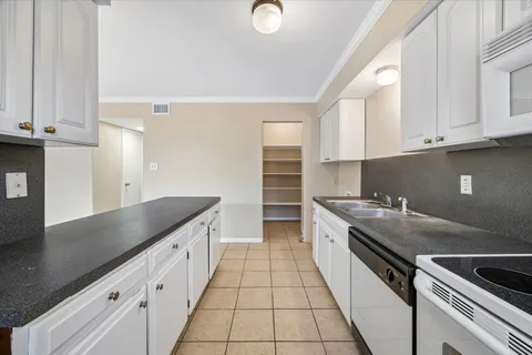 $195,000 | 2416 Jamestown Mal, Unit 16, Houston, TX 77057
