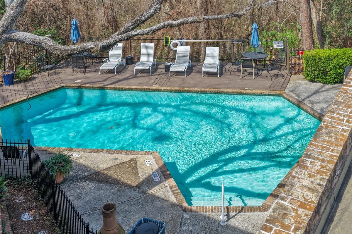 604 South Ripple Creek Drive, Unit 604 Houston, TX 77057 - Photo 28 of 31 a backyard of a house with table and chairs