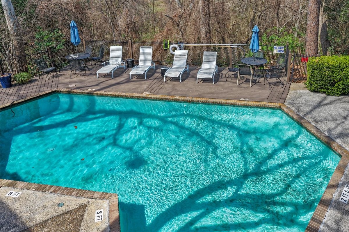 604 South Ripple Creek Drive, Unit 604 Houston, TX 77057 - Photo 29 of 31 a view of backyard with sitting area
