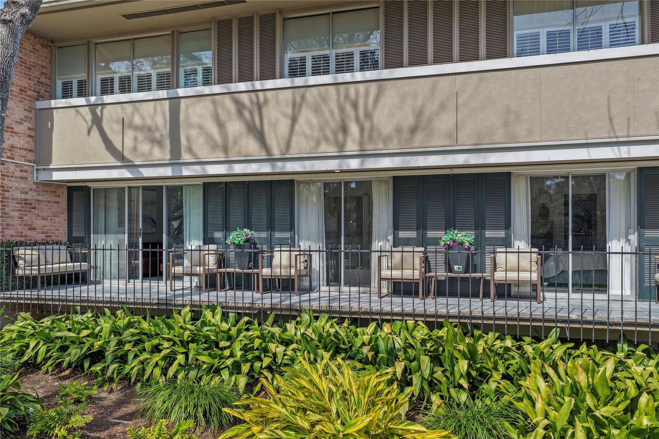 604 South Ripple Creek Drive, Unit 604 Houston, TX 77057 - Photo 5 of 31 a front view of house with outdoor seating and green space