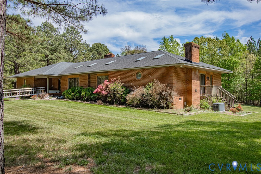 a view of a house with a yard