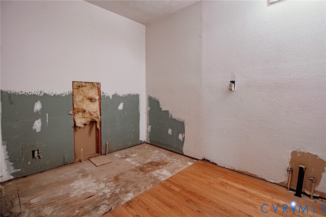 10720 Kimages Road Charles City, VA 23030 - Photo 36 of 55 a view of a livingroom with a bench