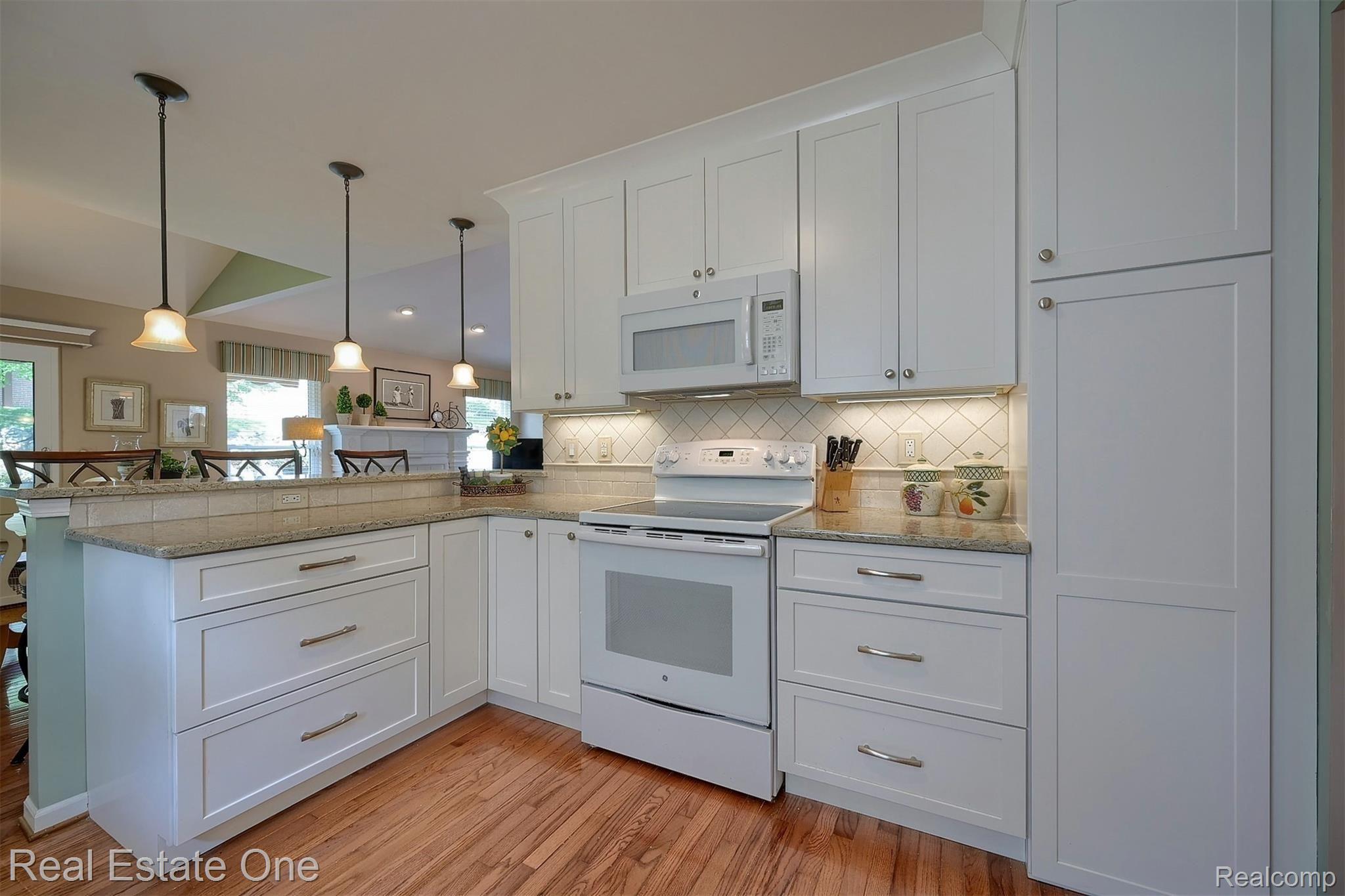 917 Churchill Circle, Unit 63 Rochester, MI 48307 - Photo 11 of 30 Custom Cabinets with Soft close drawers and pull-outs!