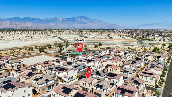 a view of a back yard