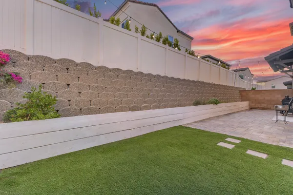 a view of a back yard