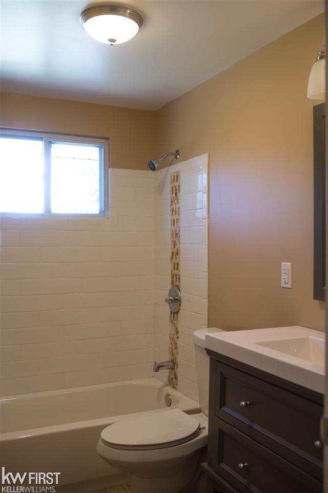 9086 Carpenter Road Flushing, MI 48433 - Photo 6 of 10 21427527-5.JPG