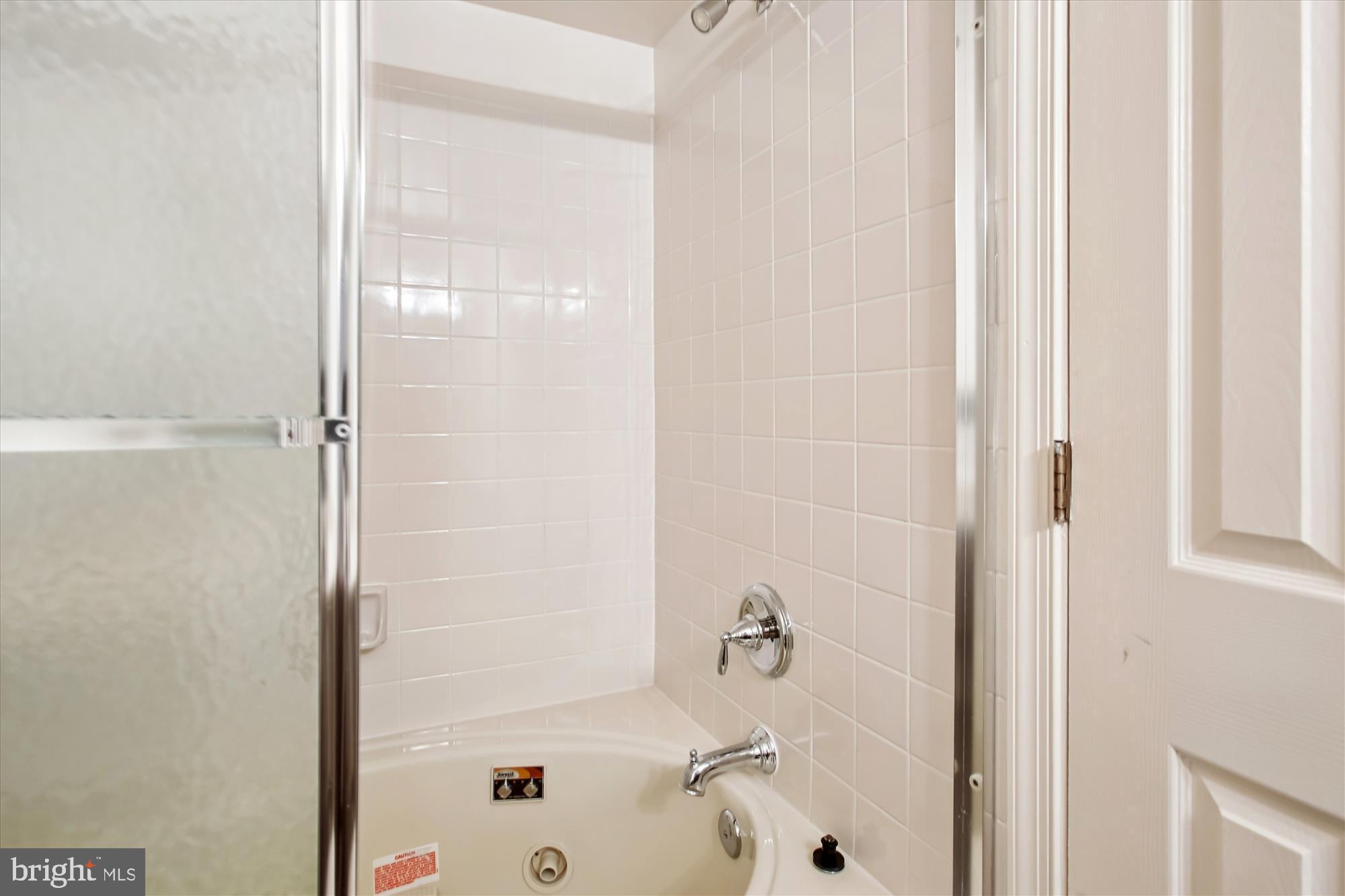 3800 Ridge Knoll Court, Unit 2 Fairfax, VA 22033 - Photo 21 of 50 a bathroom with a bathtub