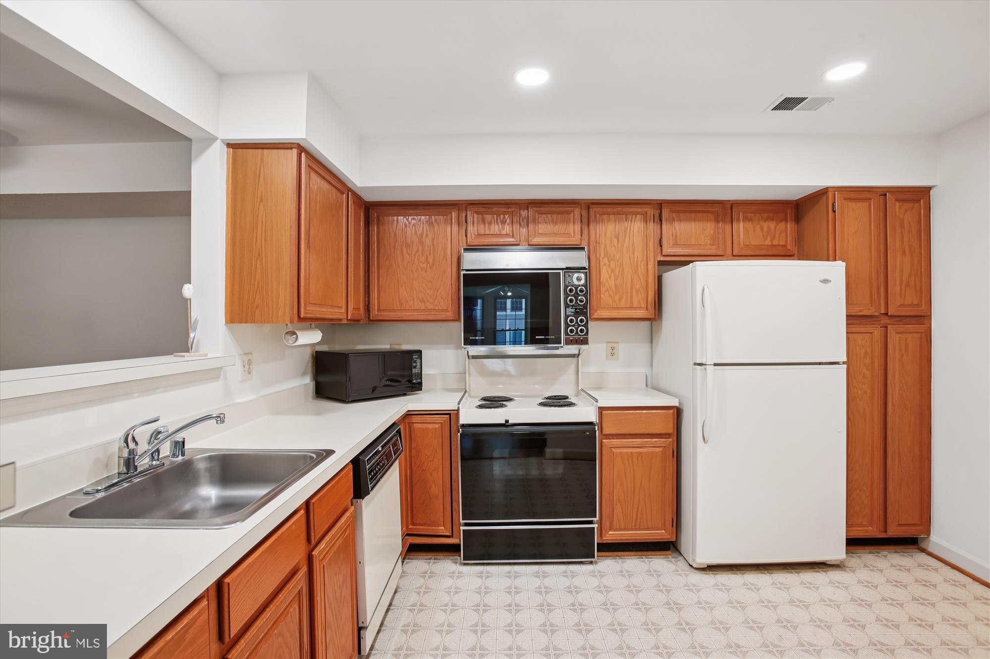 3800 Ridge Knoll Court, Unit 2 Fairfax, VA 22033 - Photo 7 of 50 a kitchen with stainless steel appliances granite countertop a sink stove and refrigerator