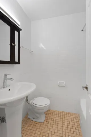 $2,123 | 5858 North Sheridan Road, Unit 307, Chicago, IL 60660