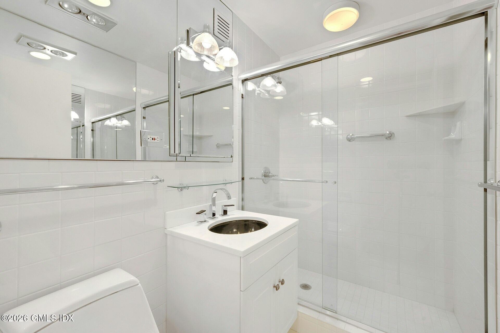 630 Steamboat Road, Unit 4AN Greenwich, CT 06830 - Photo 22 of 32 Primary Bathroom