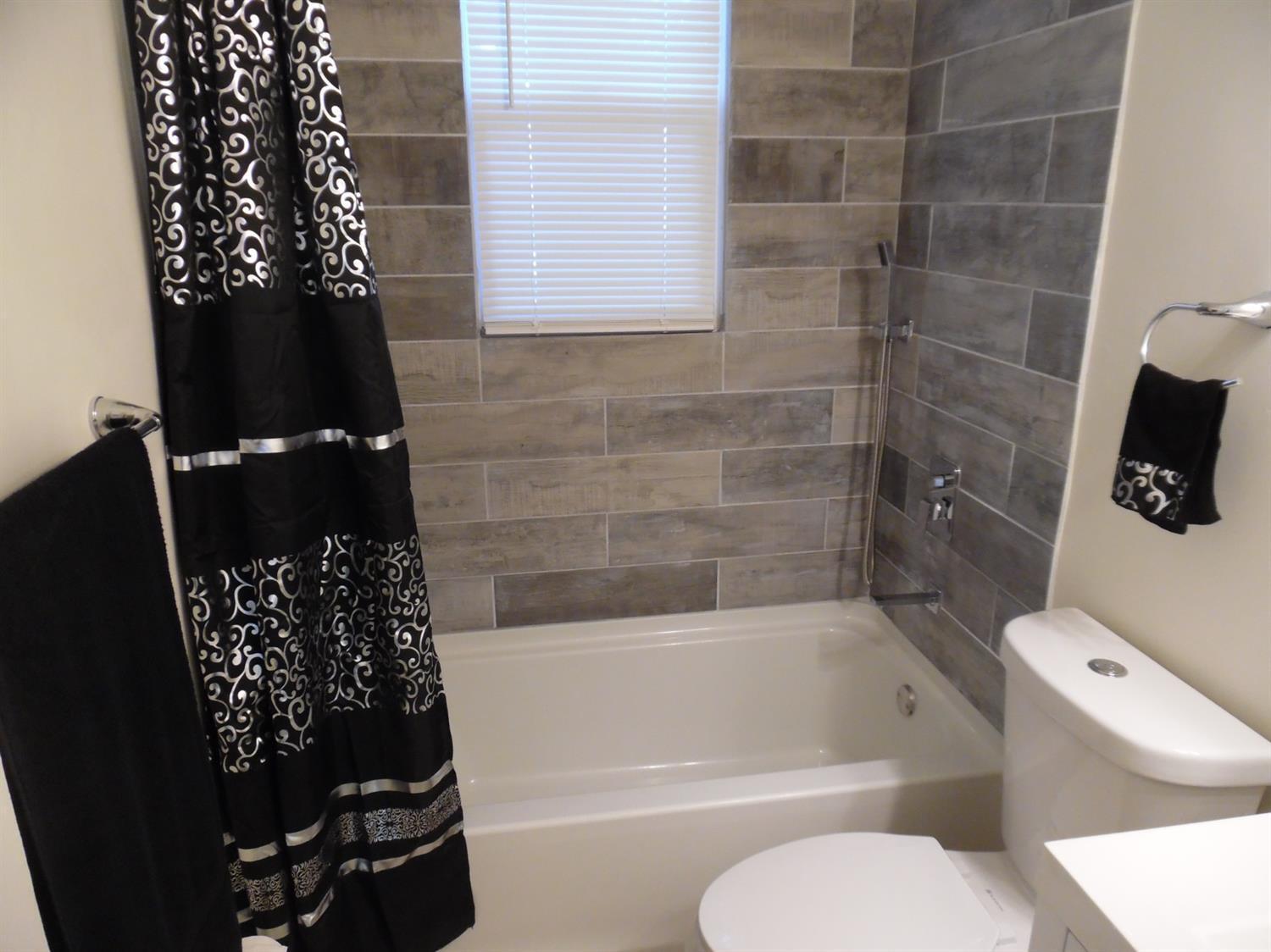 1205 Groesbeck Road Cincinnati, OH 45224 - Photo 14 of 22 Gallery Image 14