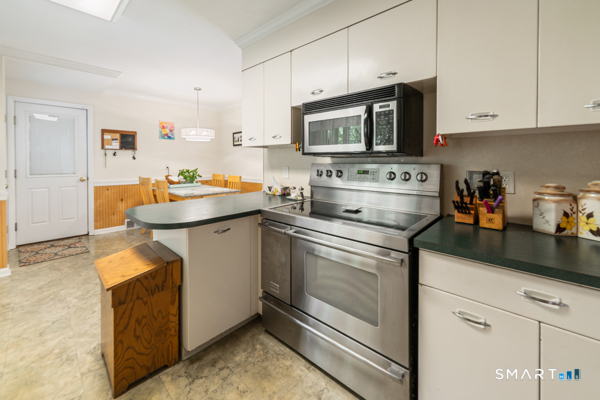 72 Calhoun Avenue Trumbull, CT 06611 - Photo 20 of 40