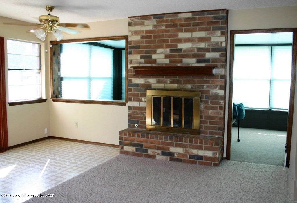 5105 Raindrop Lane Amarillo, TX 79110 - Photo 3 of 21 Dining / Hearthroom