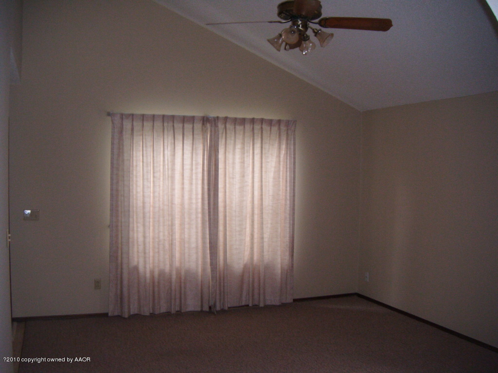 5105 Raindrop Lane Amarillo, TX 79110 - Photo 6 of 21 Living Room