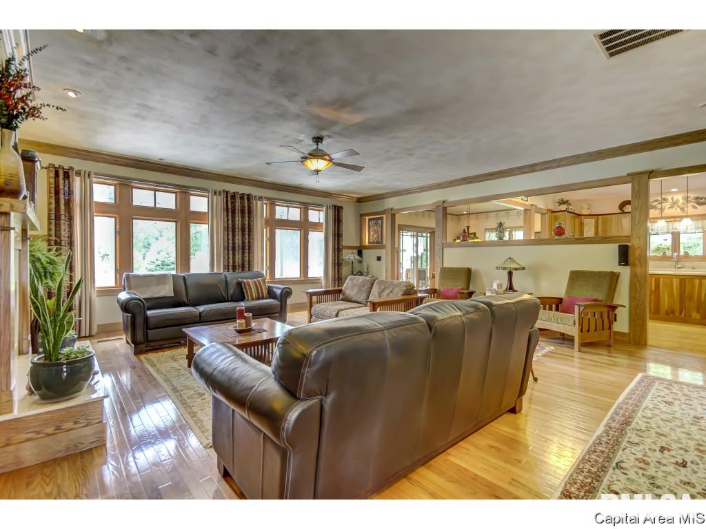4819 Stagecoach Road Pleasant Plains, IL 62677 - Photo 4 of 36