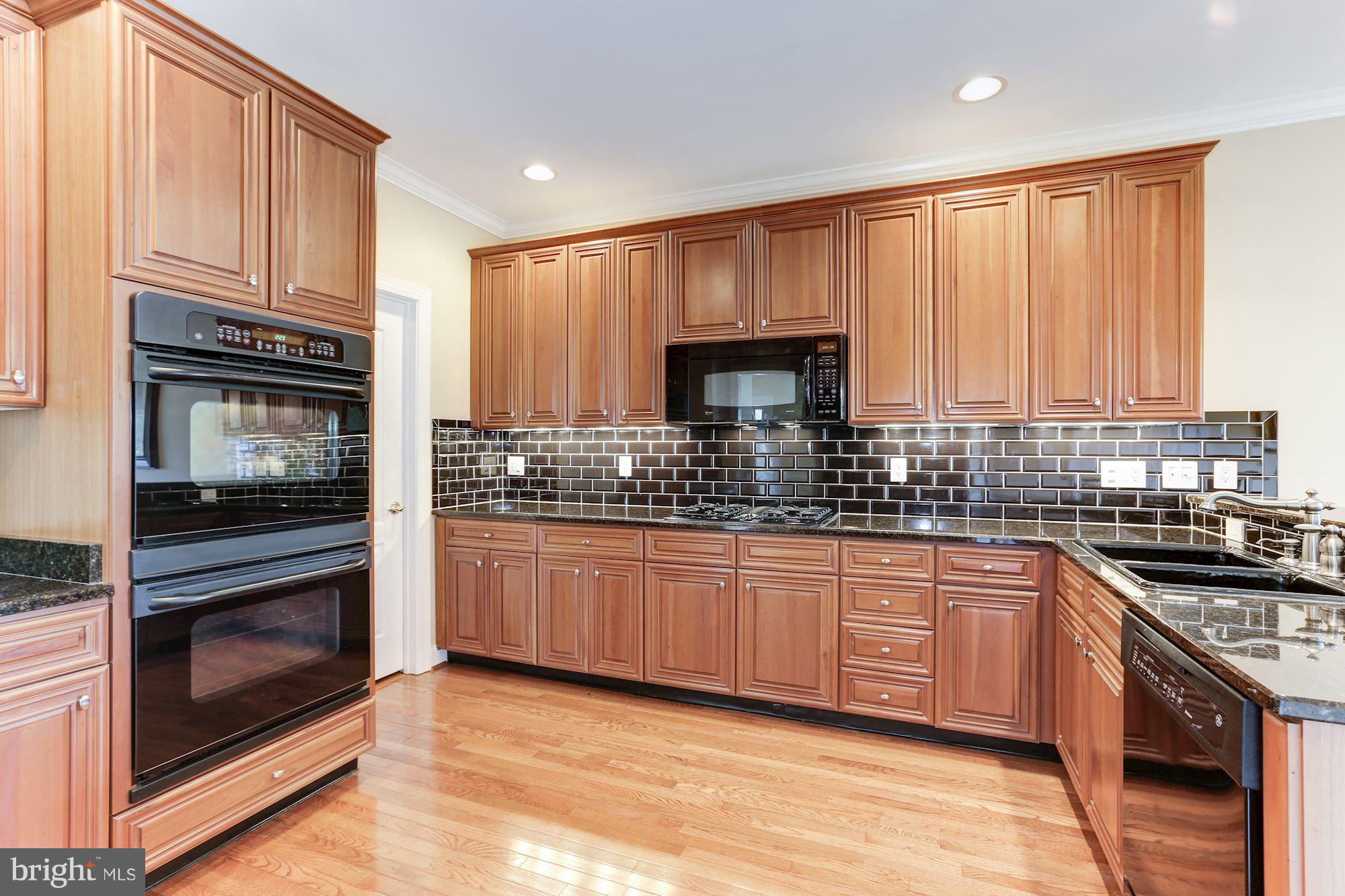 19903 Naples Lakes Terrace Ashburn, VA 20147 - Photo 9 of 30 Kitchen