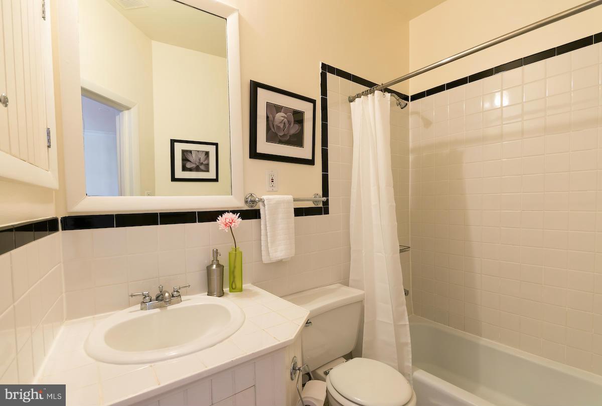 1863 Kalorama Road Northwest, Unit 4A Washington, DC 20009 - Photo 14 of 15 Bath