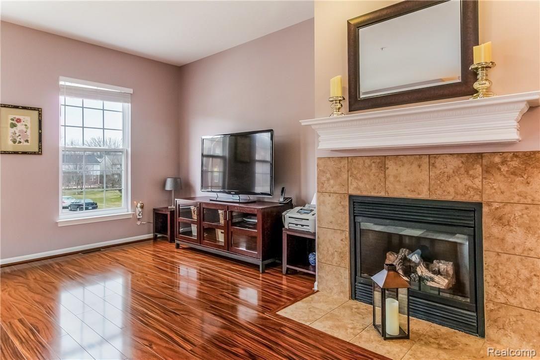 568 Cherry Orchard Road Canton, MI 48188 - Photo 6 of 37 006-Living_Room-5563553-large.jpg