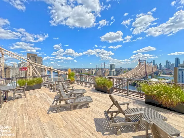 a view of a swimming pool with seating space