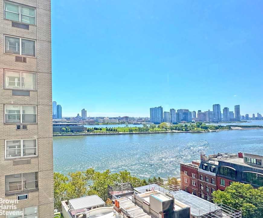 35 Sutton Place, Unit 14F Manhattan, NY 10022 - Photo 7 of 15 a view of lake and city