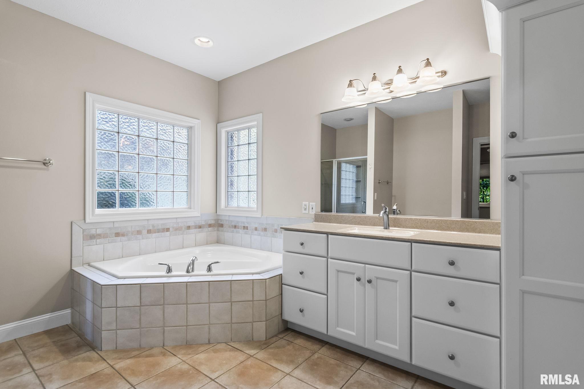 2317 Mariners Point Lane Springfield, IL 62712 - Photo 22 of 56