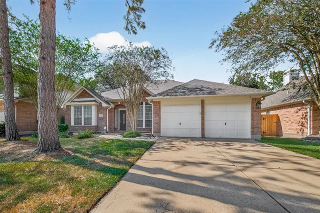 $369,000 | 3310 East Overdale Drive, Pearland, TX 77584