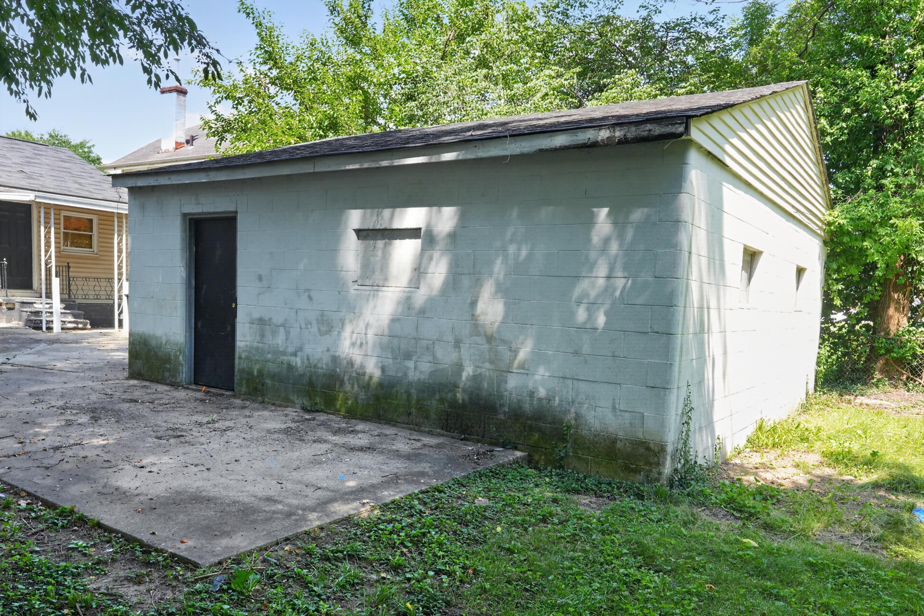 1217 Smith Road Columbus, OH 43207 - Photo 8 of 16 03_1217_Smith_Rd-Exterior-d-10