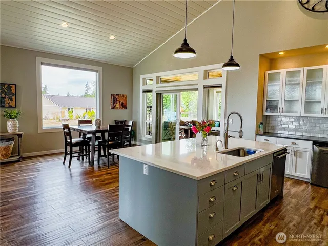 a large kitchen with kitchen island a large island in it