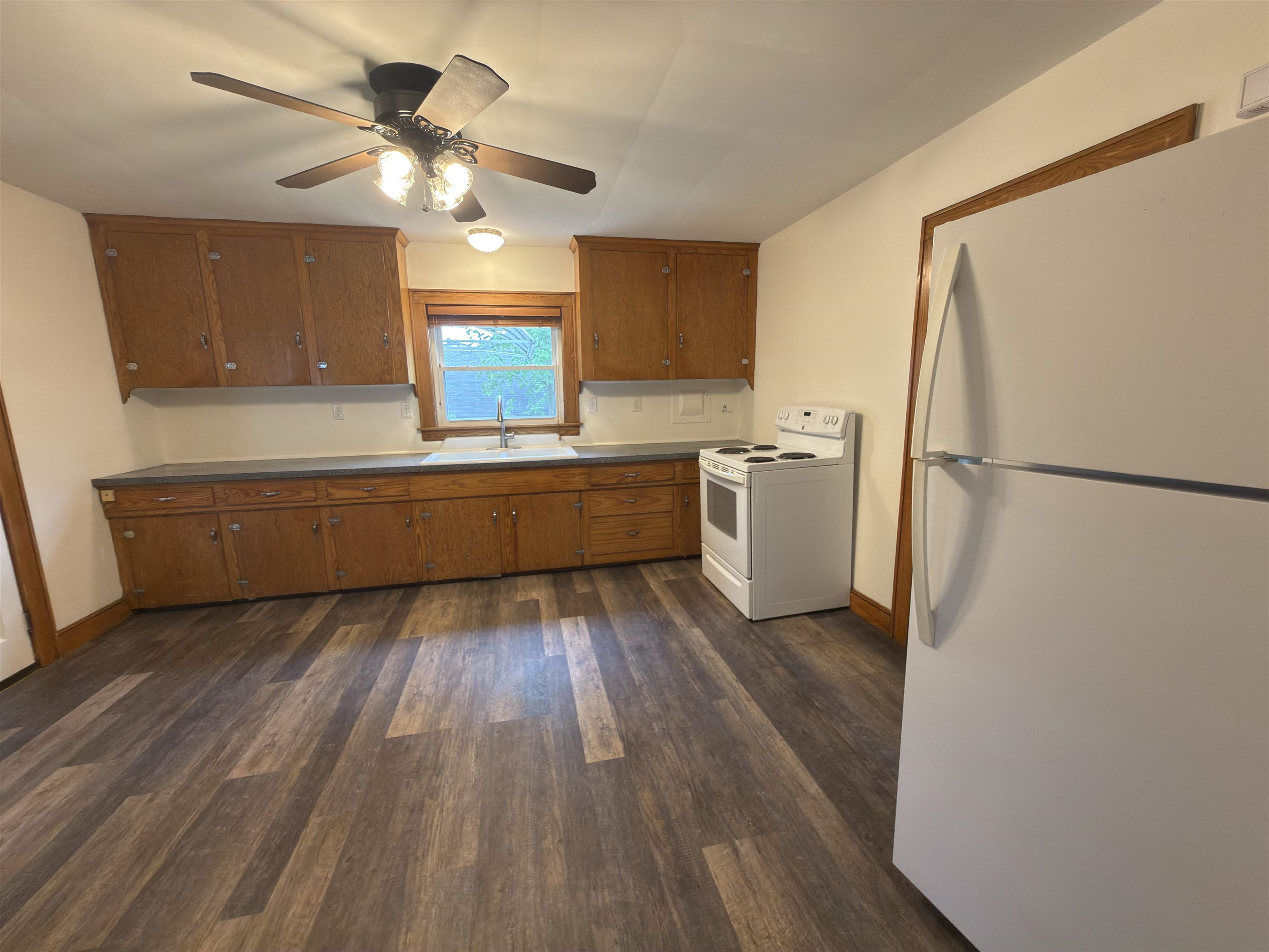 573 Spruce Street Manchester, NH 03103 - Photo 5 of 28