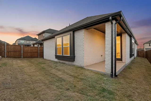 a view of a house with a backyard