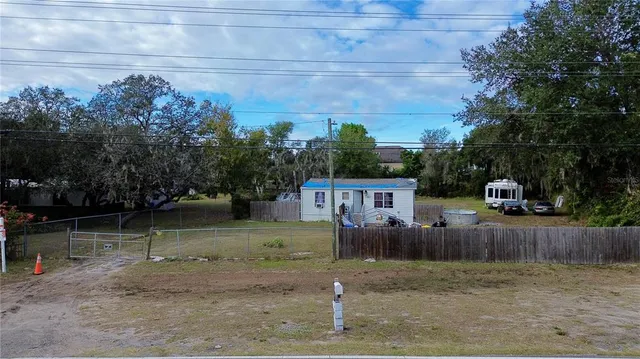 a view of a backyard