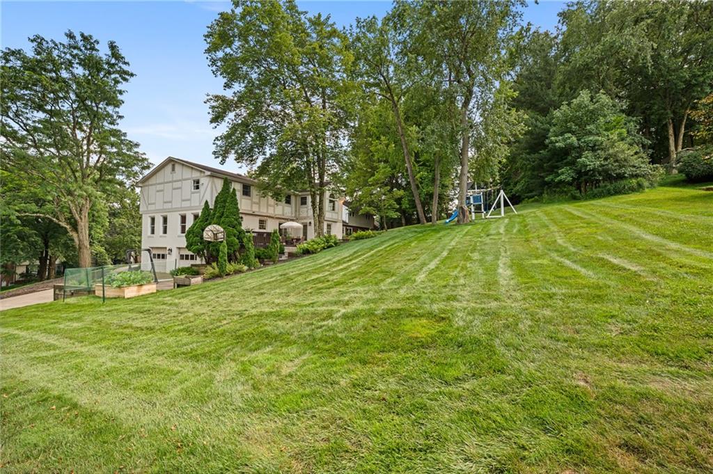 323 Cornwall Drive Pittsburgh, PA 15238 - Photo 38 of 41 a backyard of a house with table and chairs