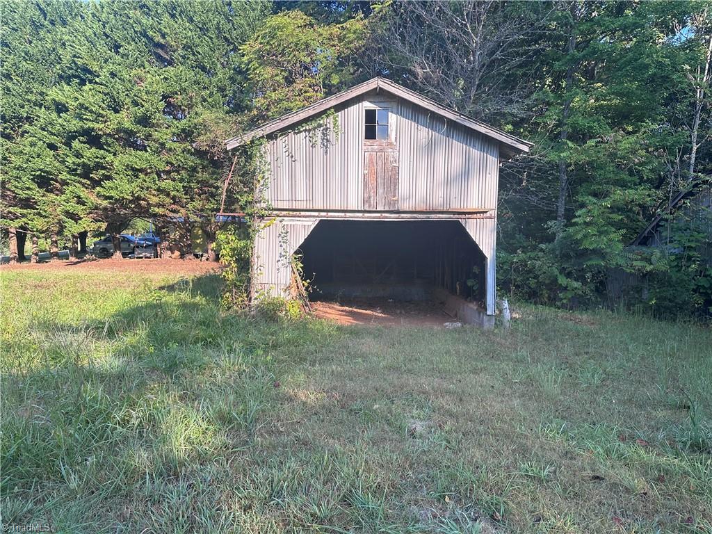2037 Doss Road Danbury, NC 27016 - Photo 9 of 29 Gallery Image 9