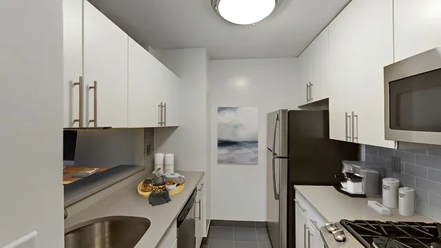 $4,965 | 260 West 52nd Street, Unit 12J | Theater District