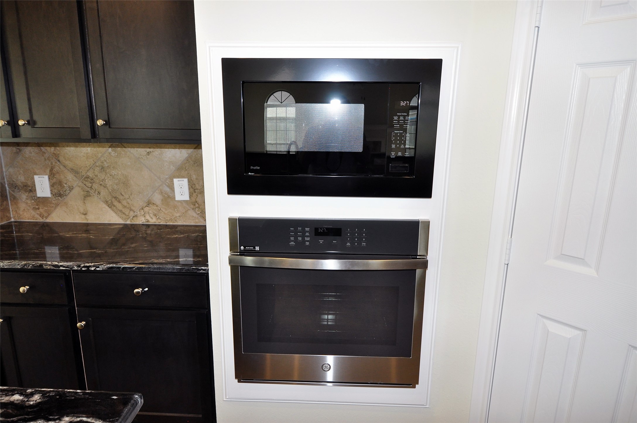 3708 Pedregal Road League City, TX 77573 - Photo 18 of 50 a hallway with a stove and a cabinet