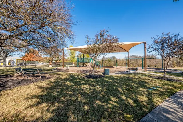 a view of a yard with an tree
