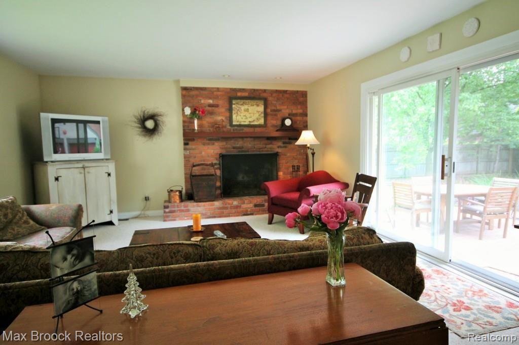 2830 Bembridge Road Royal Oak, MI 48073 - Photo 4 of 42 4.jpg