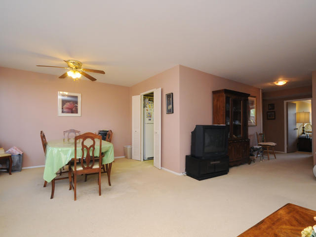 6301 North Sheridan Road, Unit 4O Chicago, IL 60660 - Photo 4 of 10 a living room with furniture and a flat screen tv