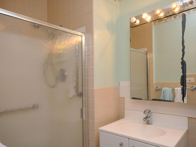 6301 North Sheridan Road, Unit 4O Chicago, IL 60660 - Photo 7 of 10 a bathroom with a sink and a mirror