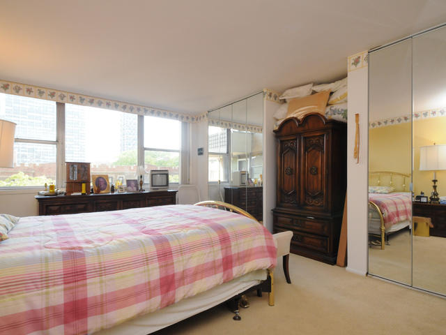 6301 North Sheridan Road, Unit 4O Chicago, IL 60660 - Photo 8 of 10 a bedroom with a bed and large window