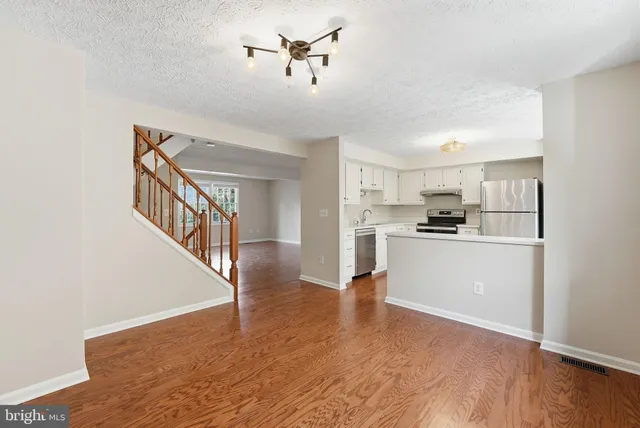 $2,350 | 1118 Casper Drive, Herndon, VA 20170