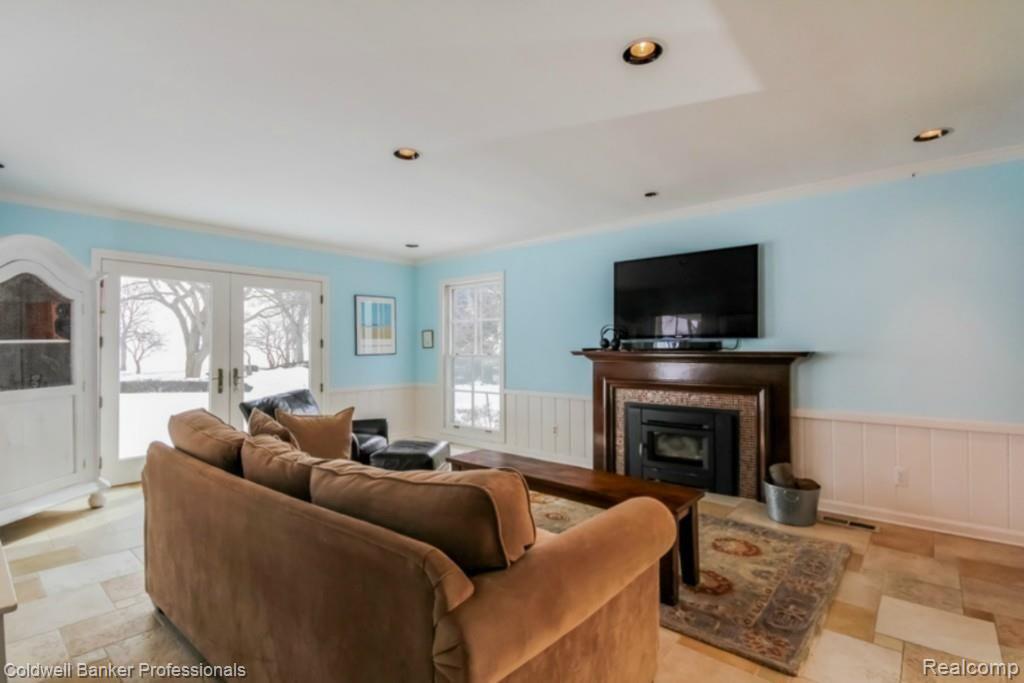 571 Lake Shore Road Grosse Pointe, MI 48236 - Photo 33 of 43 fam room 2 fp.jpg