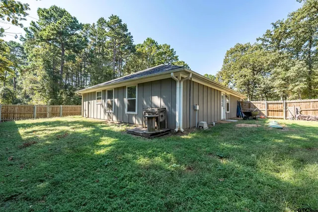 a view of a house with backyard