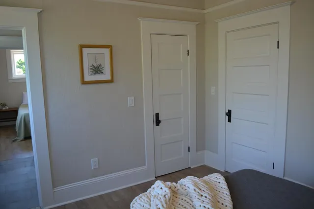 a view of a house with backyard and tree
