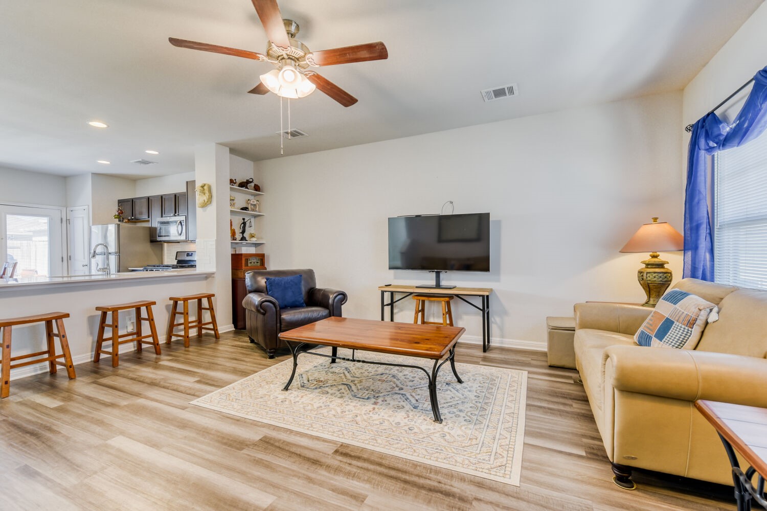 2812 Seneca Path Leander, TX 78641 - Photo 5 of 27 Living area